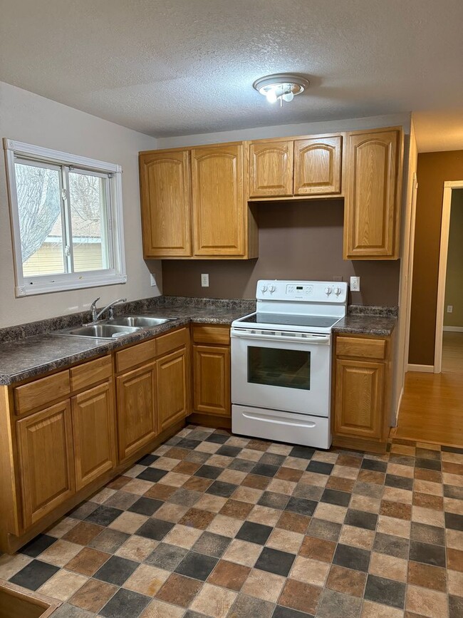 Building Photo - 812-812 5th Ave NW