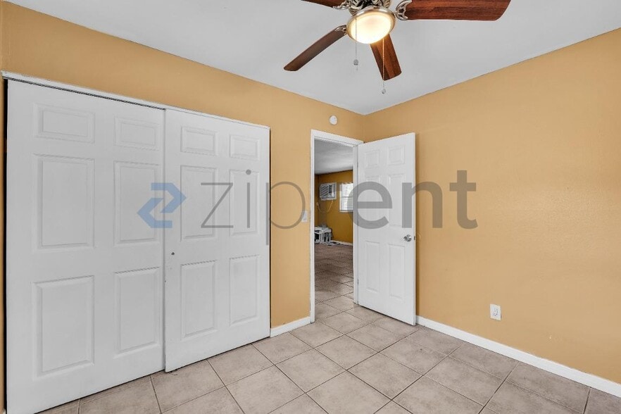 Building Photo - Unit A