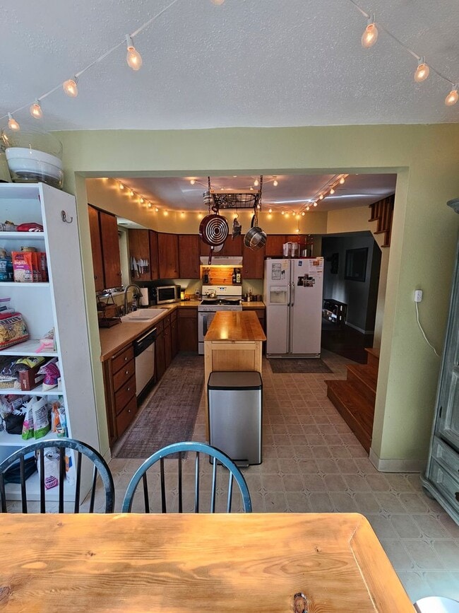 Building Photo - Charming 3 Bedroom, 2 Bathroom House near Fairhaven!! Check out our virtual Tour!