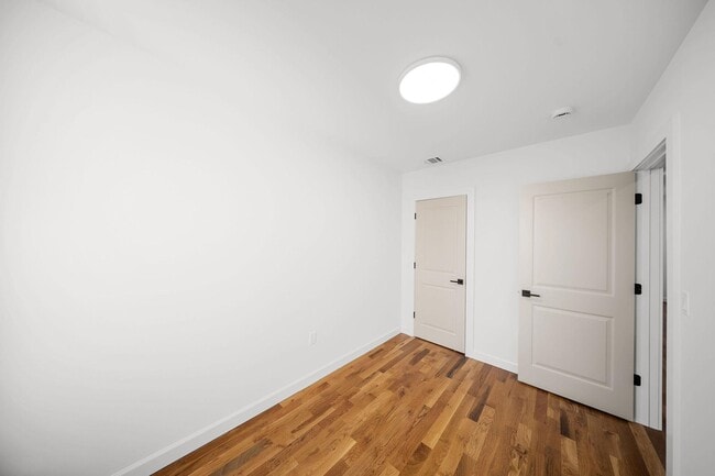 Building Photo - 319 William St