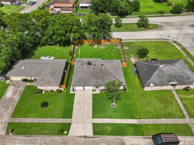 Building Photo - 15439 Indian Woods Dr