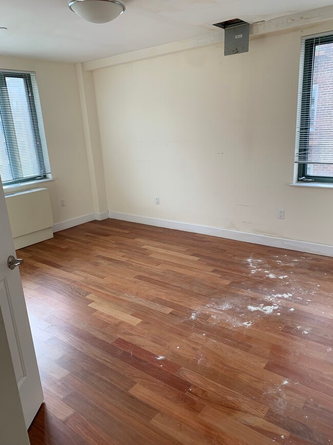 Building Photo - 8315 Kew Gardens Rd