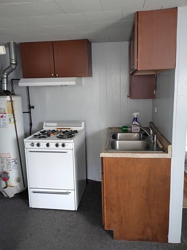 Building Photo - 2 Bedroom Home Available