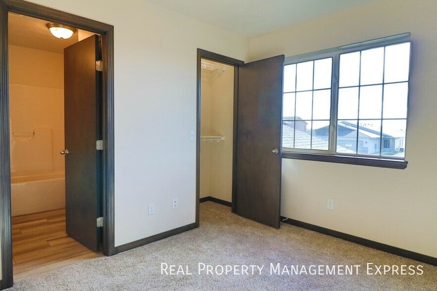 Building Photo - 3 Bedroom 1.5 Bathroom Townhome w/ Double Stall Attached Garage on the West side of Sioux Falls