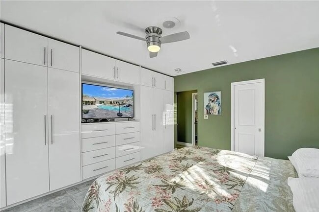 Building Photo - 2830 NE 55th St