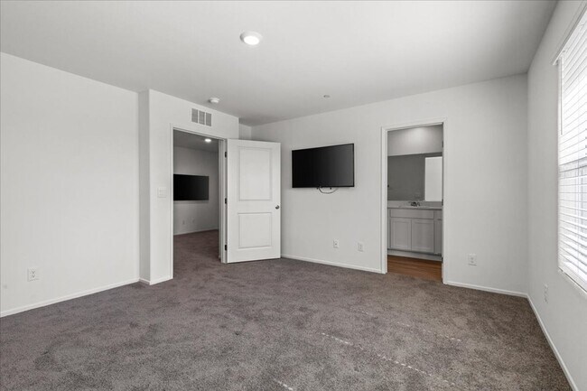 Building Photo - Contemporary 2025  3BD Home Featuring Open-Concept Living & Large Loft