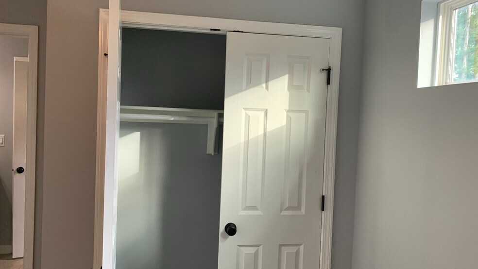 Building Photo - Room in House on Pineland Cir
