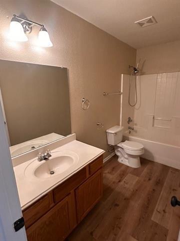 Building Photo - 5880 Crestview Dr