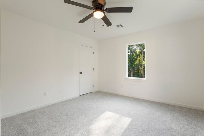 Building Photo - Gorgeous 3 bedroom 2 bathroom home