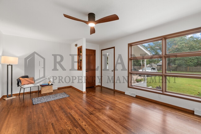 Building Photo - 211 E Meadowlark Rd