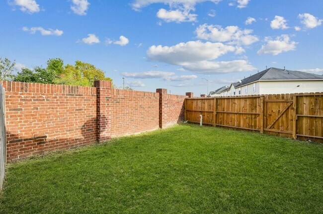 Building Photo - 11902 Clifton Oaks Dr