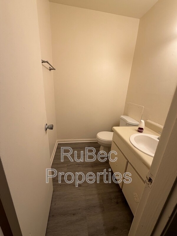 Building Photo - 702 Farmhurst Dr