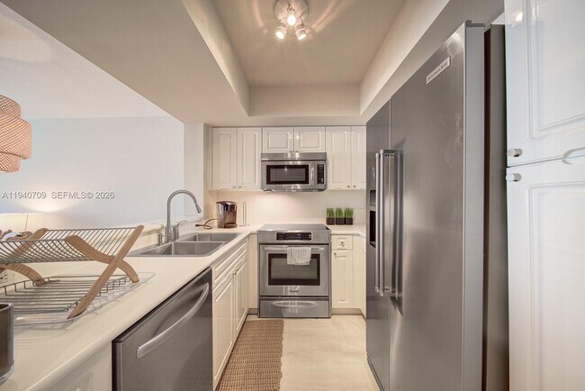 Building Photo - 1900 Sunset Harbour Dr