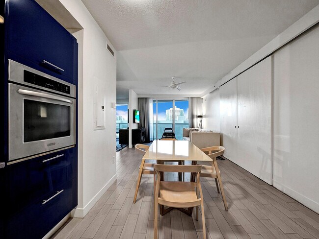 Building Photo - 3101 Bayshore Dr