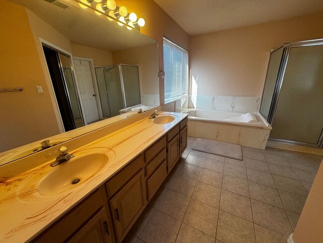 Building Photo - Beautiful 3 bedroom 2 bathroom home.