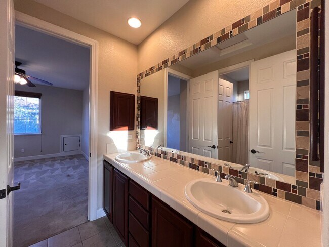 Building Photo - Large Home located in the Gated Community of Dorado in S. Reno