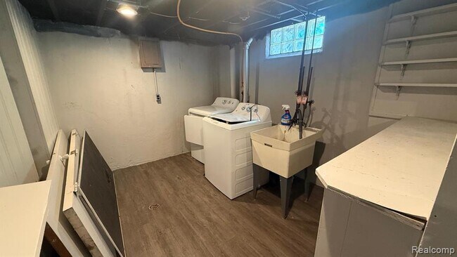 Building Photo - 29614 Rosslyn Ave