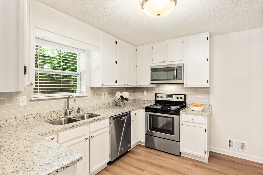 Building Photo - 3125 Sharon Cir