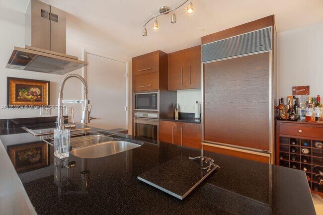 Building Photo - 495 Brickell Ave