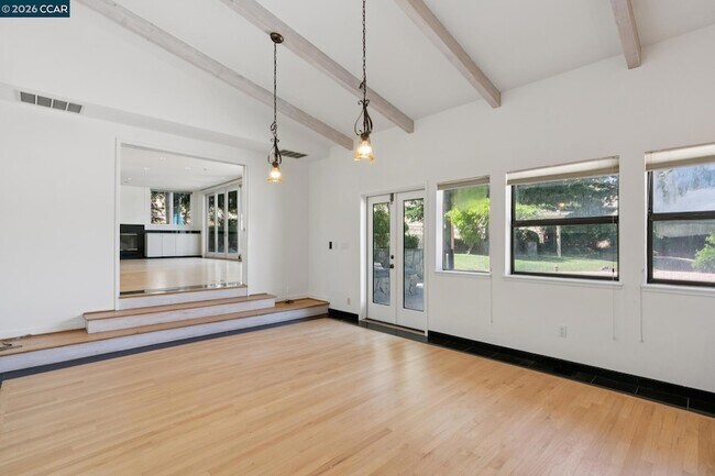 Building Photo - 660 La Casa Via
