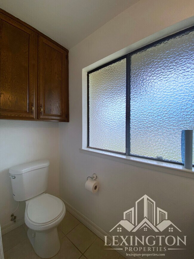 Building Photo - Beautiful, 3BD/2BA +Bonus Rooms, Bungalow ...