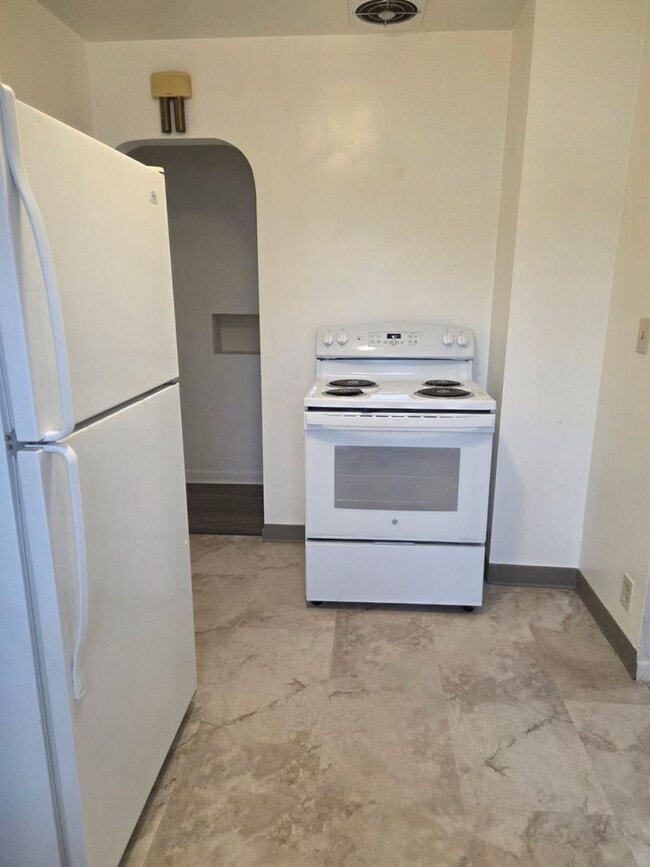 Building Photo - Charming three bedroom/one bath Medford Home | Available Now!