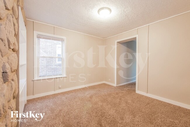 Building Photo - 19 E 140th Ct