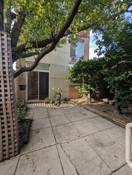 Building Photo - 2212 W Augusta Blvd