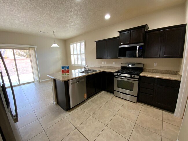 Building Photo - 3 Bedroom Home Available Near Unser Blvd NW & Rainbow Blvd NW!