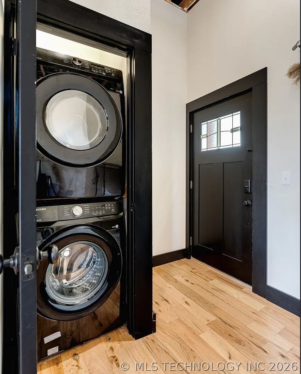 Building Photo - 118 E Main St