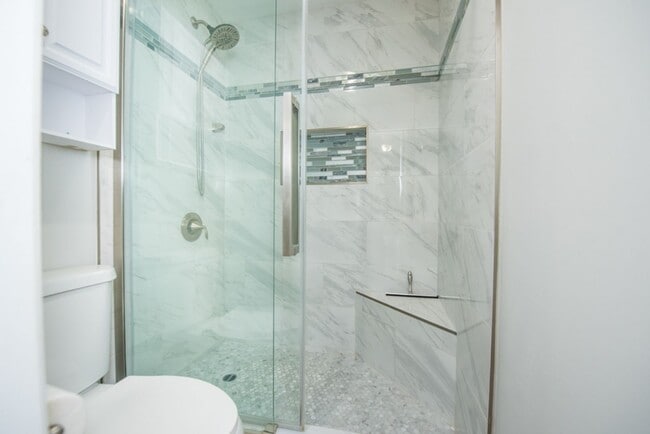 Building Photo - Newport Beach One Bedroom Beauty