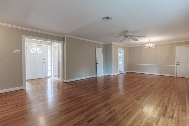 Building Photo - 208 Pinecrest Ln