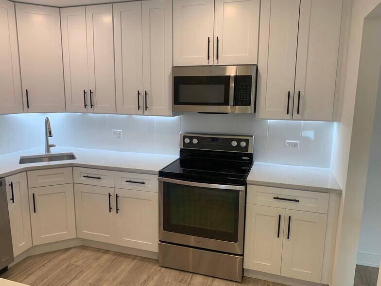 Building Photo - 1002 Castilian Ct