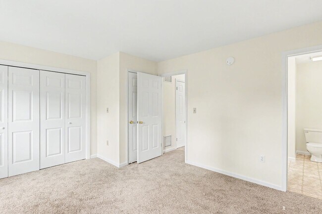 Building Photo - Two bedroom, one and a half bathroom end townhome in Harrisburg