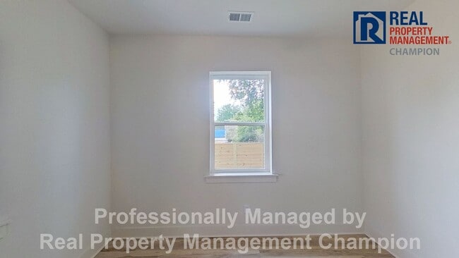 Building Photo - Freshly Renovated Minutes to downtown Wilmington dining, with off-street parking