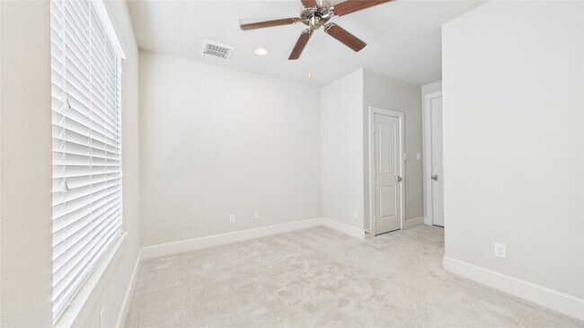 Building Photo - 2724 Rutland St