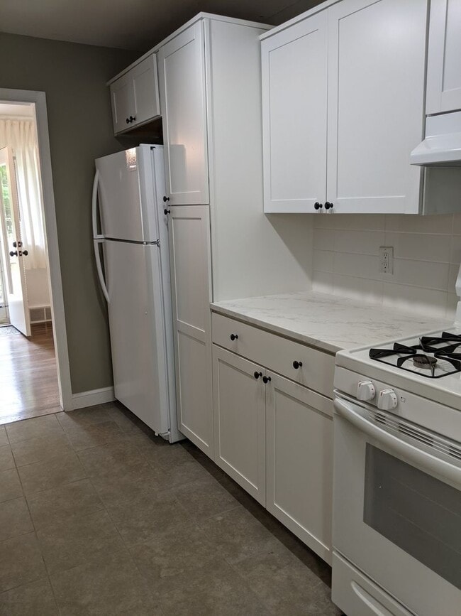 Building Photo - Renovated 3BR/1BA Townhouse in Edgemoor Gardens!
