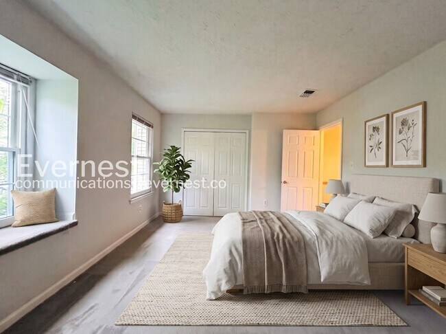 Building Photo - 3 Bed/2.5 Bath Townhome with Fenced Yard / Available Soon!