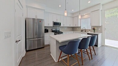 Building Photo - Stunning 5-Bedroom Home in the Heart of Re...