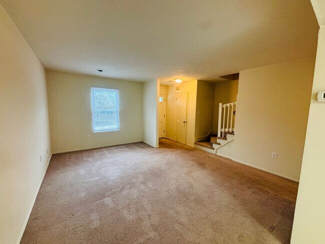 Building Photo - 2 Bedroom, 1.5 Bath Townhouse