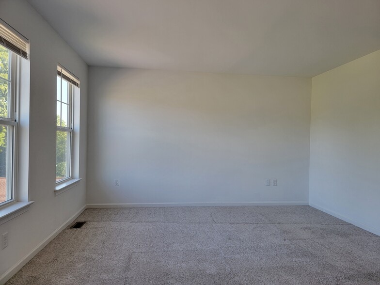 Building Photo - 10 Glenbrook Ct