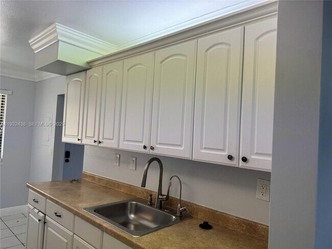 Building Photo - 185 Lakeview Dr