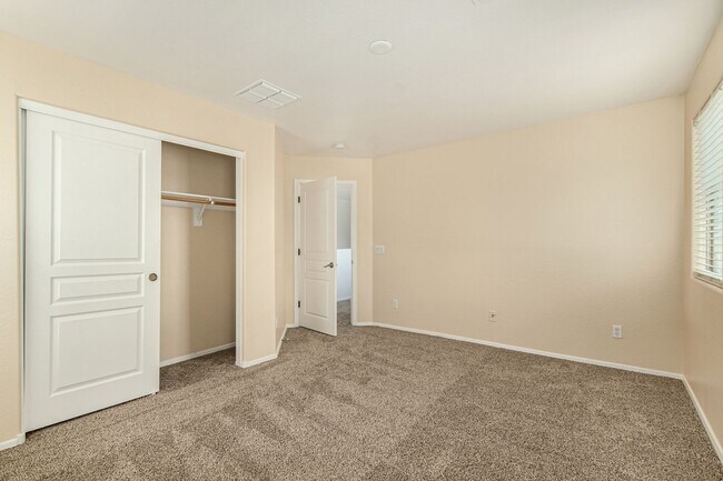 Building Photo - STUNNING 5 Bedroom Home in Peoria!