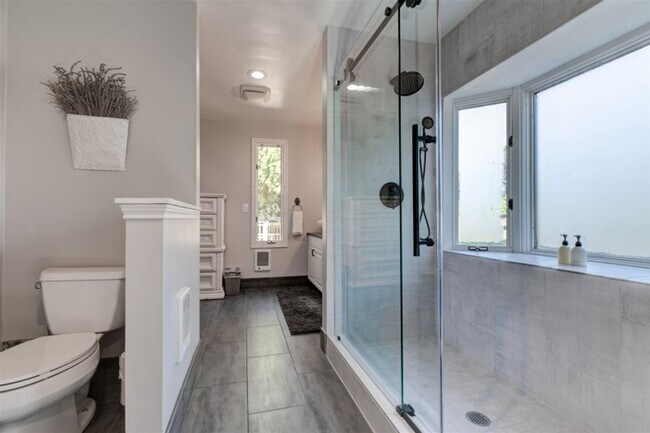 Building Photo - Beautifully Renovated 5 Bedroom Farmhouse outside of Newberg