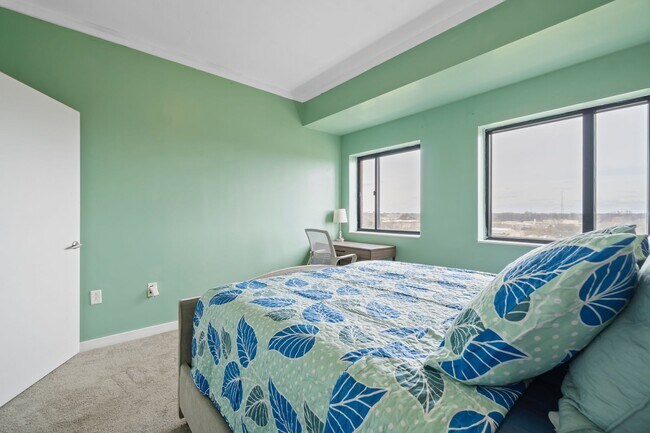 Building Photo - One Bedroom Furnished Condo in Uptown Char...