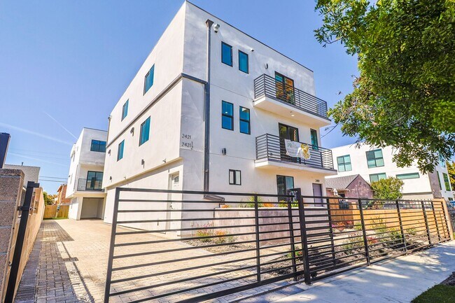 Building Photo - 2419 Carmona Ave