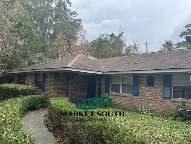 Building Photo - UPDATED MIDTOWN BEAUTY!!