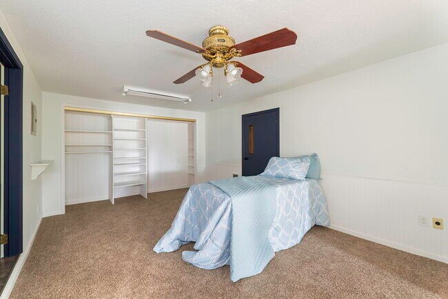 Building Photo - BEAUTIFUL CABIN STYLE HOME ACROSS FROM SILVER LAKE