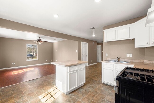 Building Photo - 2444 Margaret St