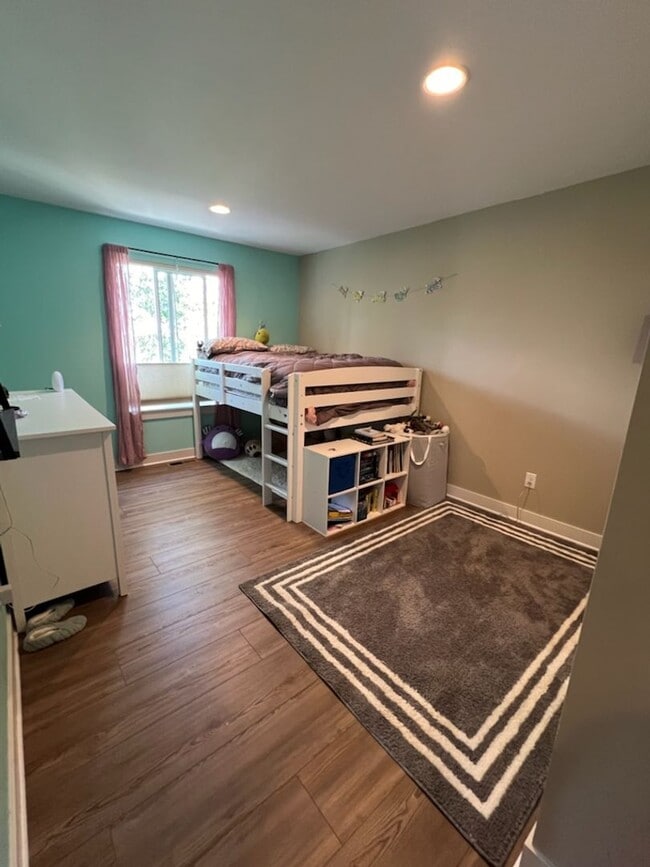 Building Photo - Beautifully constructed! 3 bed/2.5 bath ho...
